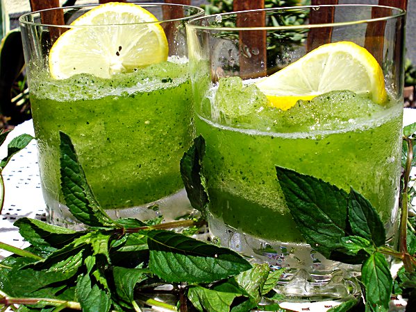 limonana víztisztítóval készült jégből