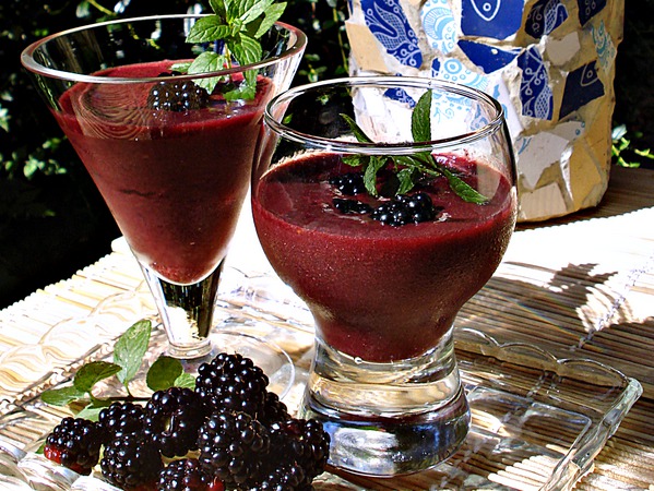 Szeder ital víztisztítóval készült jégkockákkal